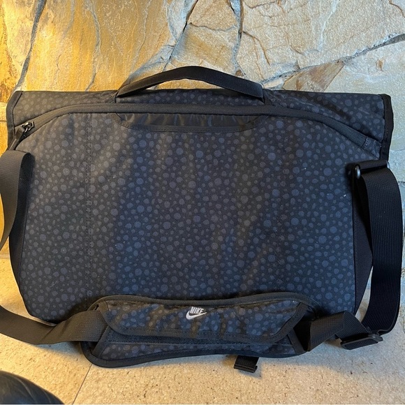 Nike Core Converge Large Messenger bag - perfect for someone on the run - Picture 3 of 16